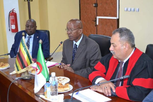 visite-embassade-zimbaboui-15C0D454F0-B501-59CC-EB15-630581CC01EA.jpg